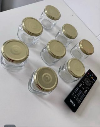 7 tarros de cristal con tapa dorada