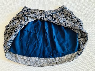 Minifalda azul con estampado floral