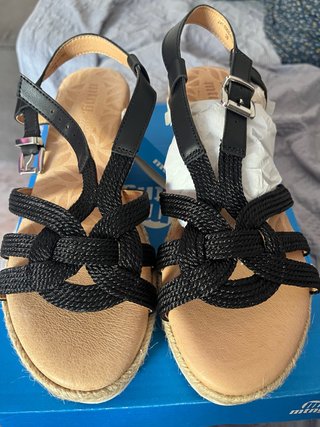 Sandalias MTNG negras y beige talla 39