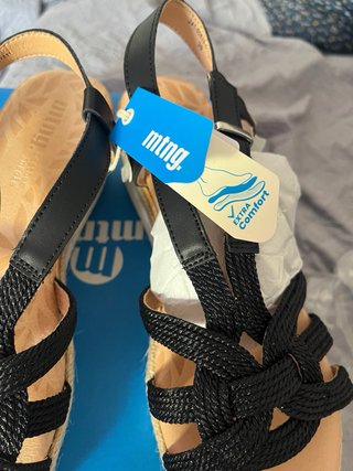 Sandalias MTNG negras y beige talla 39