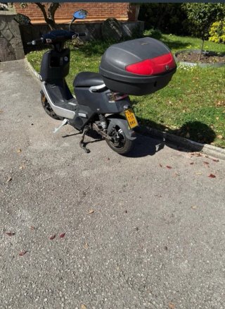 Moto Eléctrica Scooter Negra y Plateada