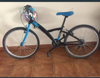 Bicicleta negra y azul
