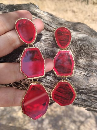 Pendientes largos rojos y dorados