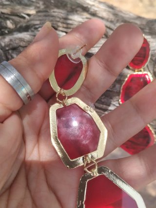 Pendientes largos rojos y dorados