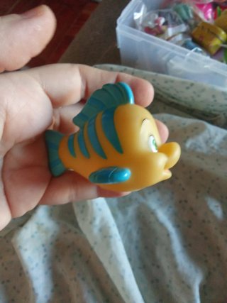 Juguete de pez amarillo