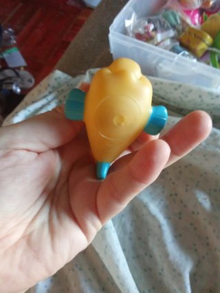 Juguete de pez amarillo