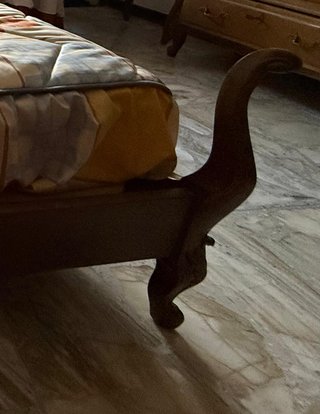 Cama de matrimonio de nogal y ratán