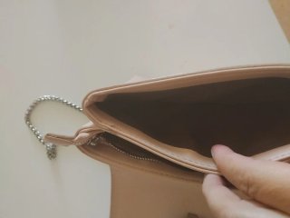 Bolso de ante con flecos y tachuelas
