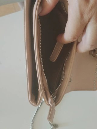 Bolso de ante con flecos y tachuelas