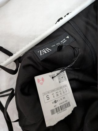 Vestido negro Zara con pedrería
