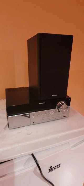 Cadena de música Sony negra y plateada