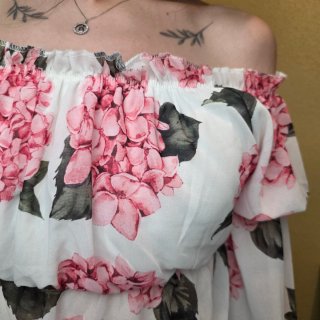 Blusa floral romántica hombros descubiertos