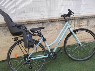 Bicicleta azul con sillita infantil