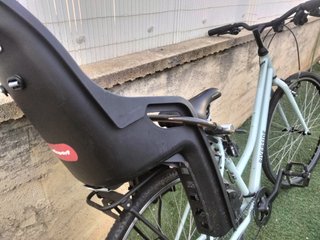 Bicicleta azul con sillita infantil