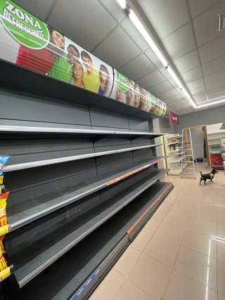 Estantería supermercado con luz