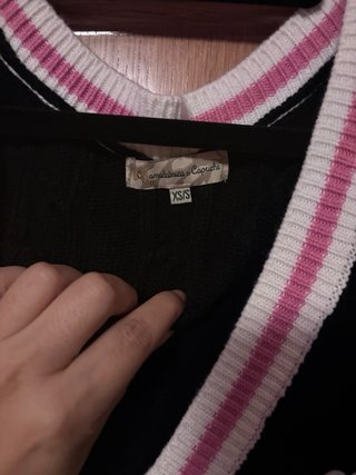 Vestido de punto negro con detalles rosas