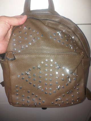 Mochila tachas marrón y plateada