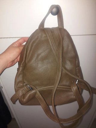 Mochila tachas marrón y plateada