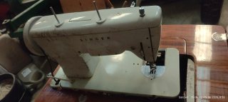Máquina de coser Singer con mueble