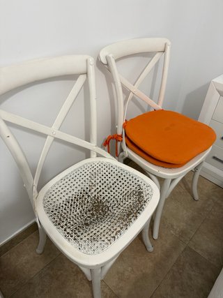 Juego de 2 sillas blancas de madera y mimbre