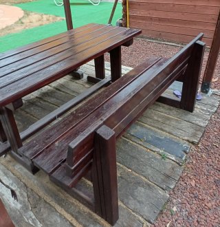 Mesa de exterior +  2 bancos en madera tratada