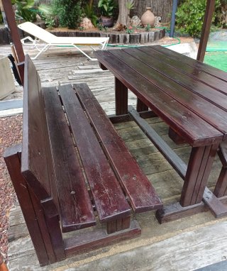 Mesa de exterior +  2 bancos en madera tratada