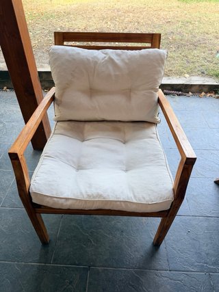 Sillón madera SKLUM con cojín beige