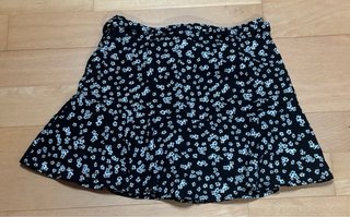 Falda pantalón floral negra y blanca