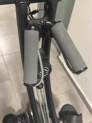 Bicicleta estática con respaldo
