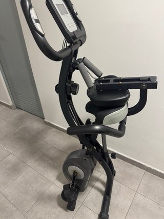 Bicicleta estática con respaldo