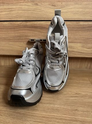 Zapatillas deportivas con elevación plateadas AOGU