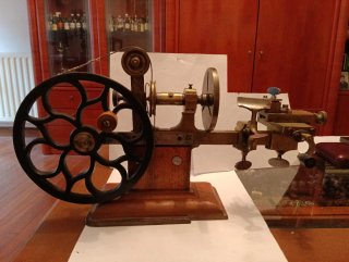 Torno de relojería antiguo