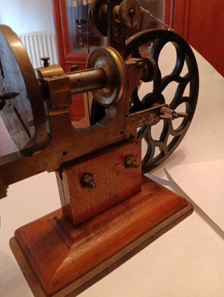 Torno de relojería antiguo