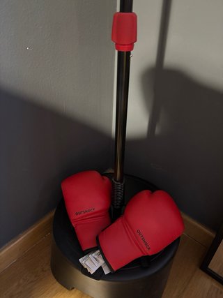 Balón de boxeo con muelle y base