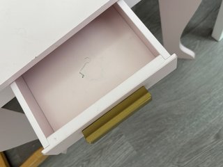 Tocador de juguete rosa con espejo