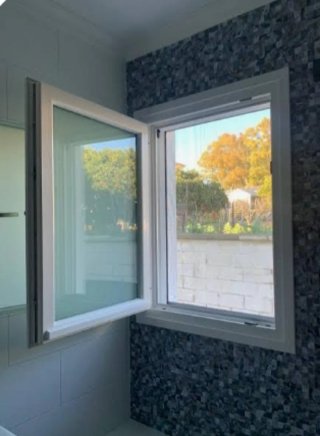 Ventana aluminio 55x55 abatible blanca