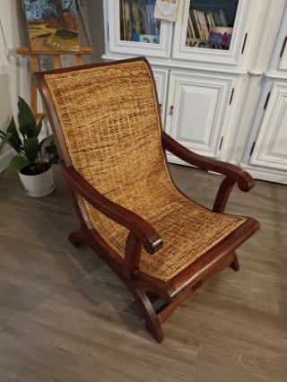 Elegante sillón de madera y mimbre de gran calidad