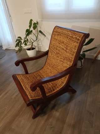 Elegante sillón de madera y mimbre de gran calidad