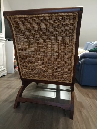 Elegante sillón de madera y mimbre de gran calidad