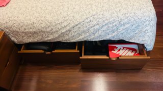 Cama individual, colchón y mesita de noche