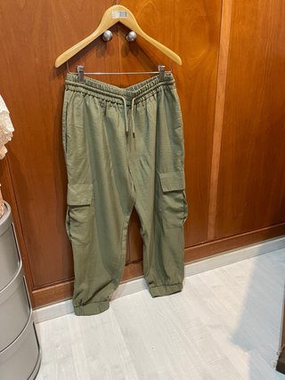 Pantalón cargo Zara verde oliva