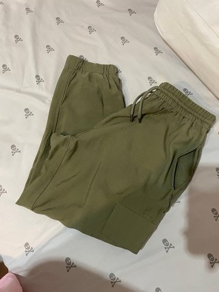 Pantalón cargo Zara verde oliva