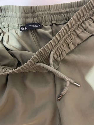 Pantalón cargo Zara verde oliva
