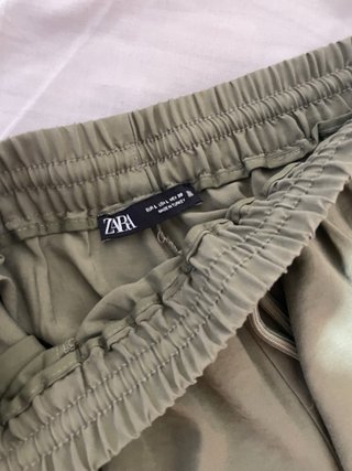 Pantalón cargo Zara verde oliva