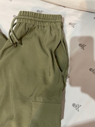 Pantalón cargo Zara verde oliva