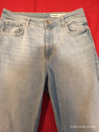 Pantalón vaquero campana Bershka azul claro