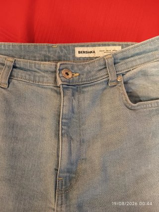Pantalón vaquero campana Bershka azul claro