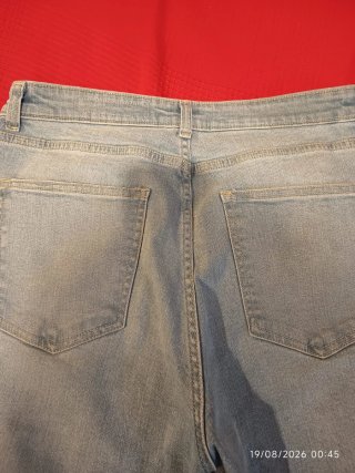 Pantalón vaquero campana Bershka azul claro