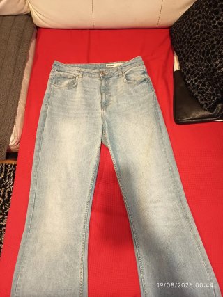 Pantalón vaquero campana Bershka azul claro