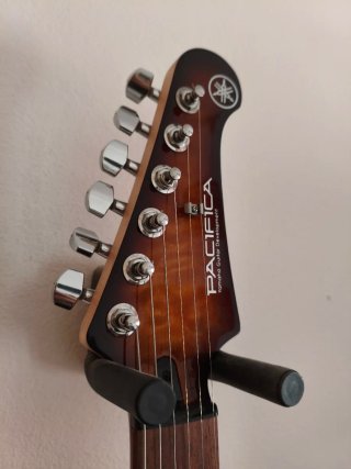 Yamaha Pacifica 212